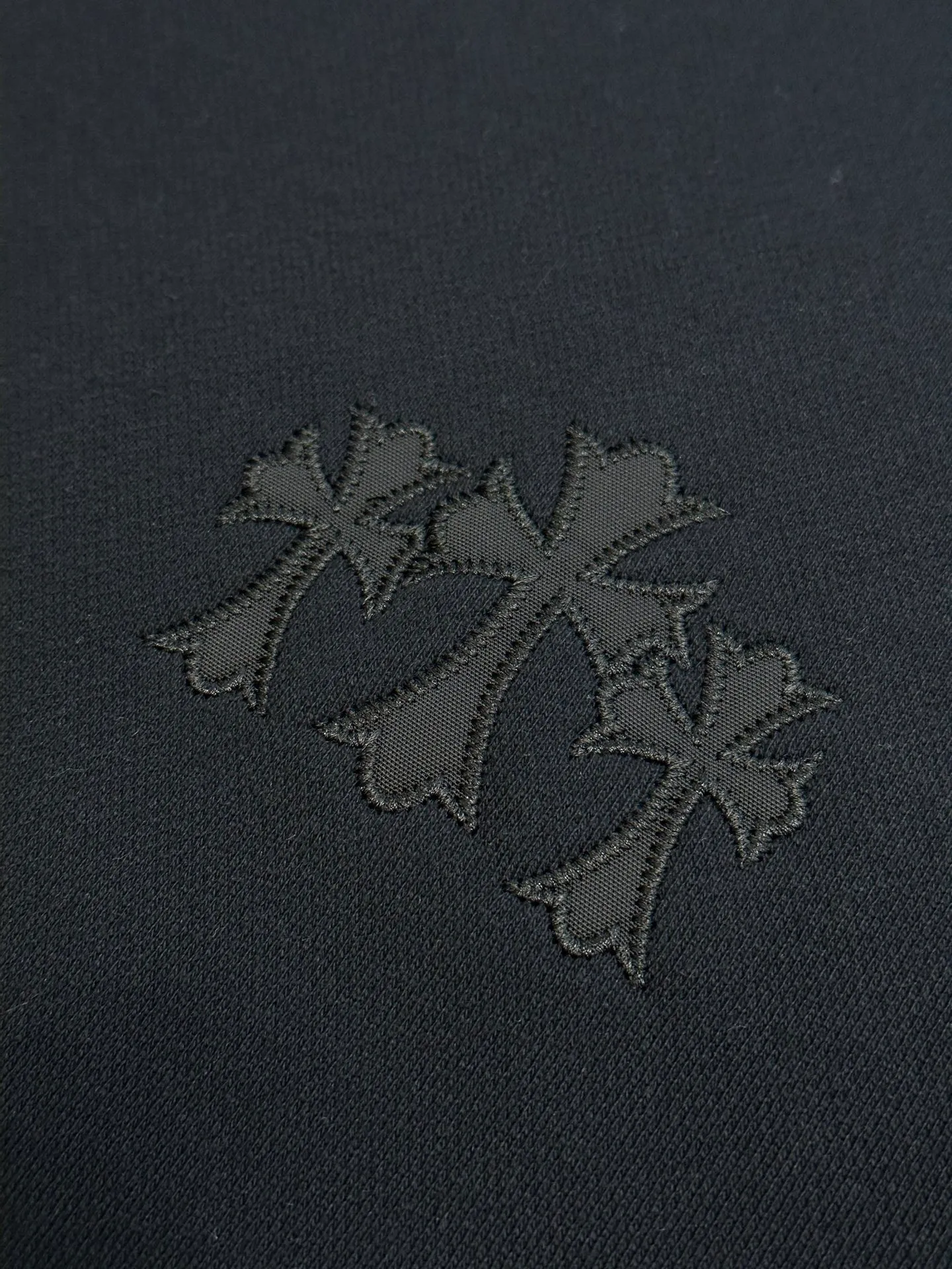 P490 Chrome Hearts Chrome Hearts Logo Hooded Sweatshirt. Customized heavy fortress intertwined air cotton, Chrome Hearts cross patch embroidery decoration on the chest, becoming the ultimate interpretation of dark gothic style. CH Gothic font is the finishing touch on the back panel, making the totem become your spiritual punctuation. The logo iron plate sways slightly with the swing of the body, adding a sense of movement and vitality.  Adopting imported machine appliqué embroidery technology, using advanced computer control systems and precision mechanical components, the Chrome Hearts logo appliqué embroidery operation is realized, presenting an embroidery effect with both clarity and three-dimensionality size: s m l xl